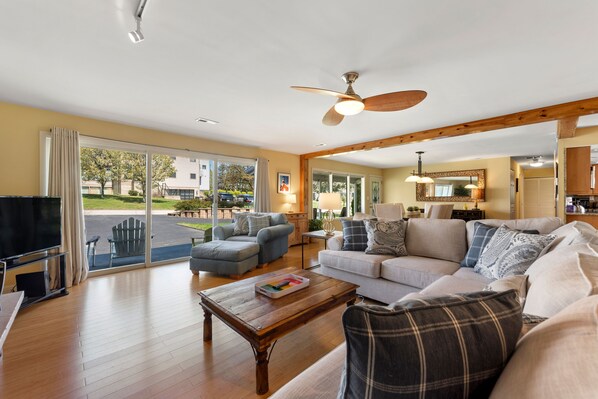 Älytelevisio, takka, kirjoja