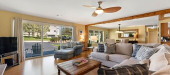 Hot tub, heated pool, great getaway in New Buffalo