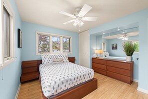 Iron/ironing board, travel crib, free WiFi, bed sheets - Hot tub, heated pool, great getaway in New Buffalo (New Buffalo)