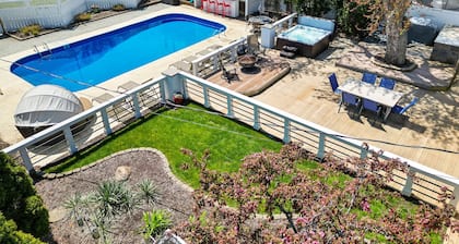 Hot tub open all year! Private heated pool, sleeps 10 near downtown New Buffalo!
