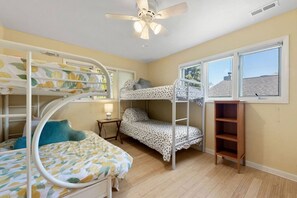 Bügeleisen/Bügelbrett, Reisekinderbett, kostenloses WLAN, Bettwäsche