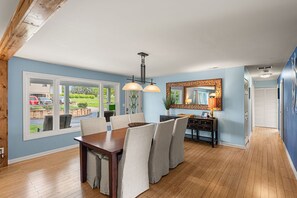 Dining - Hot tub, heated pool, great getaway in New Buffalo (New Buffalo)