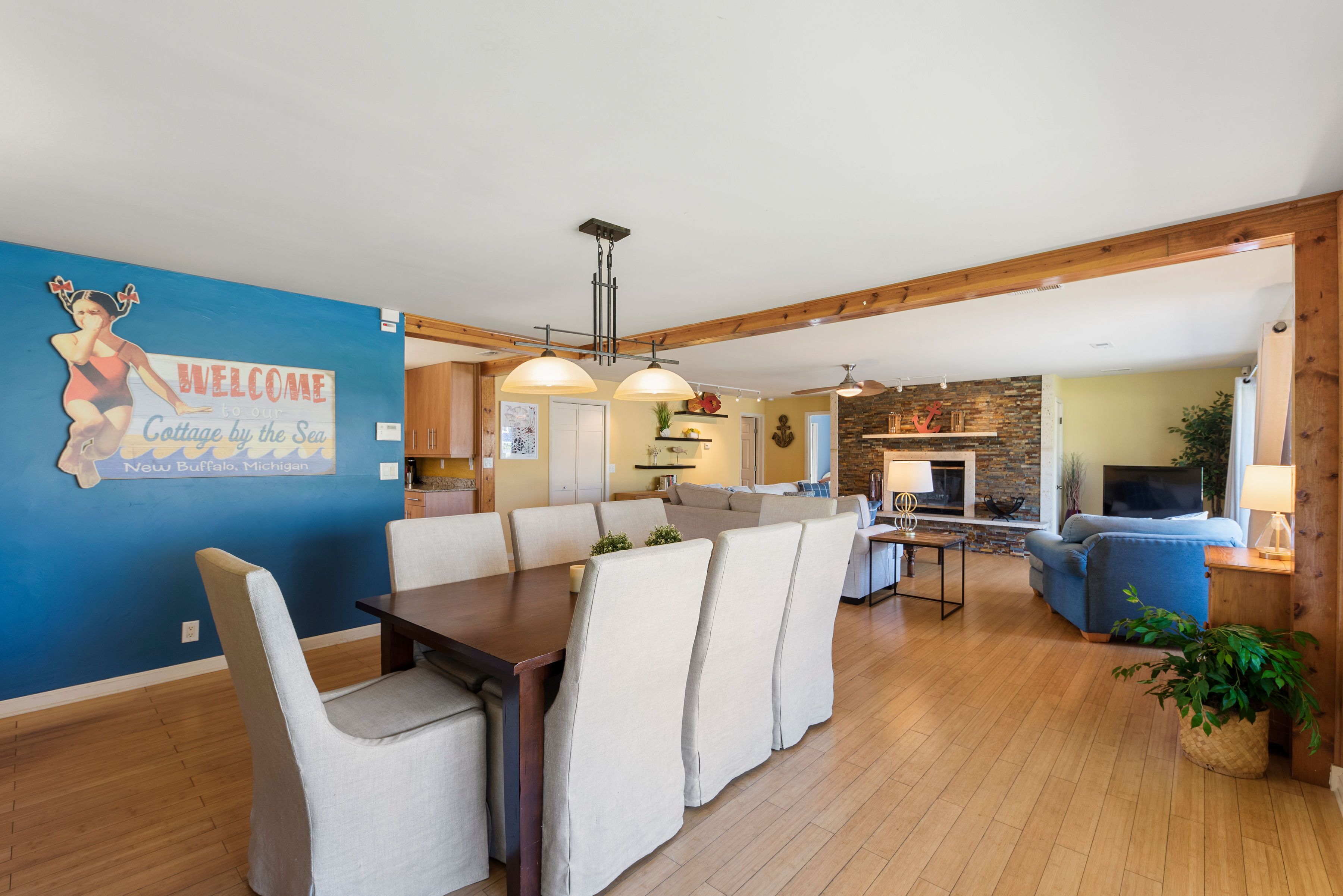 Hot tub open all year! Private heated pool, sleeps 10 near downtown New Buffalo!