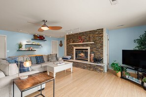 Smart TV, fireplace, books - Hot tub, heated pool, great getaway in New Buffalo (New Buffalo)