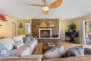 Älytelevisio, takka, kirjoja