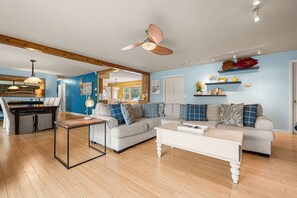Smart TV, fireplace, books - Hot tub, heated pool, great getaway in New Buffalo (New Buffalo)