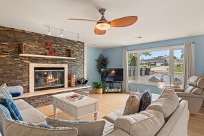 Smart TV, fireplace, books - Hot tub, heated pool, great getaway in New Buffalo (New Buffalo)
