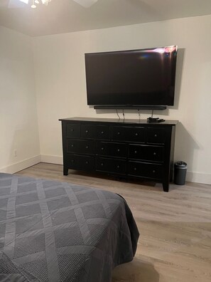 5 bedrooms, iron/ironing board, WiFi, bed sheets