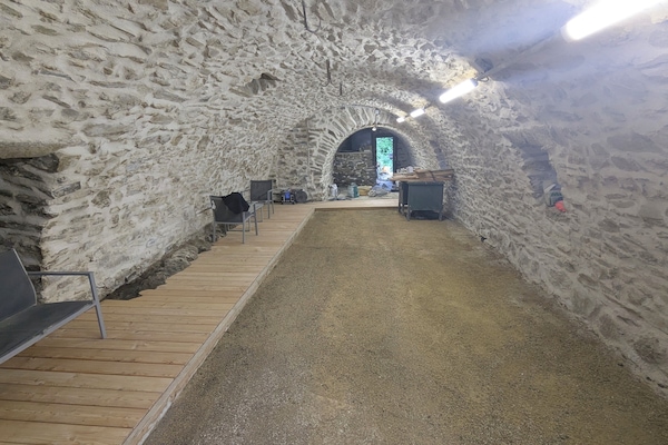 cave vouté avec terrain de pétanque