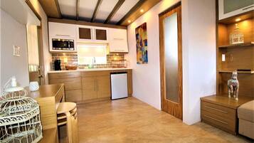 Fridge, microwave, stovetop, coffee/tea maker