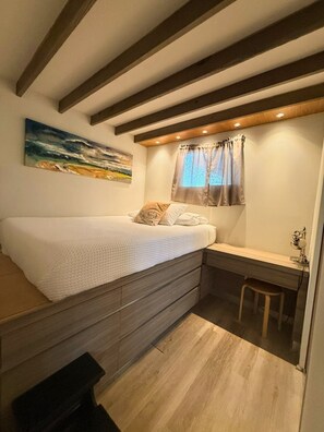 1 室のベッドルーム、デスク、アイロン / アイロン台、WiFi (無料)