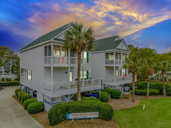 Exterior - Steps to the beach/ Pool/ Ensuite bathrooms /Arcade/ beautiful safe community (Surfside Beach)