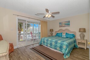 4 bedrooms, desk, iron/ironing board, free WiFi - Steps to the beach/ Pool/ Ensuite bathrooms /Arcade/ beautiful safe community (Surfside Beach)