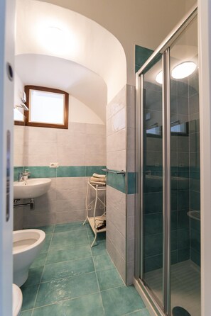 Bruser, hårtørrer, bidet, håndklæder