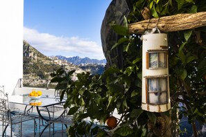 Outdoor dining - Priest s house (Amalfi)