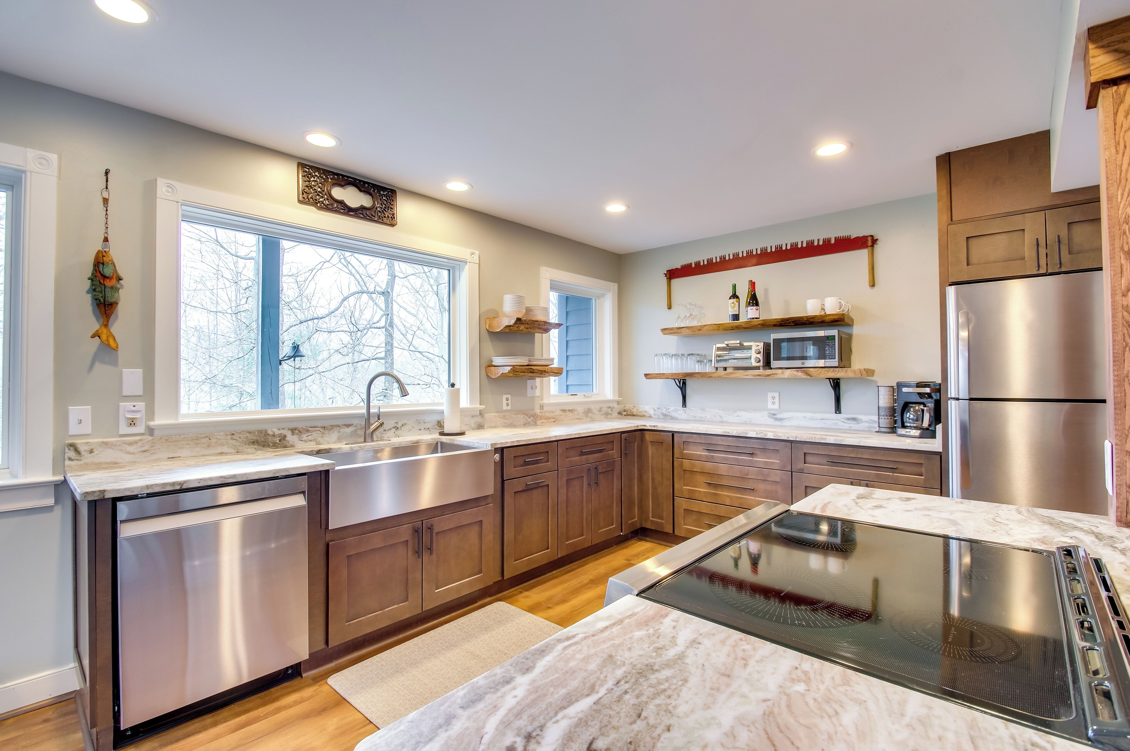 Fridge, microwave, stovetop, dishwasher