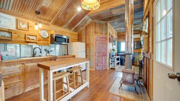 Microwave, oven, cookware/dishes/utensils