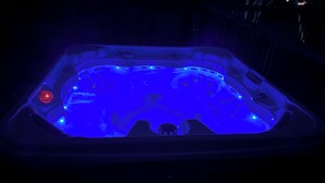 Ein Whirlpool mit blauem Licht.