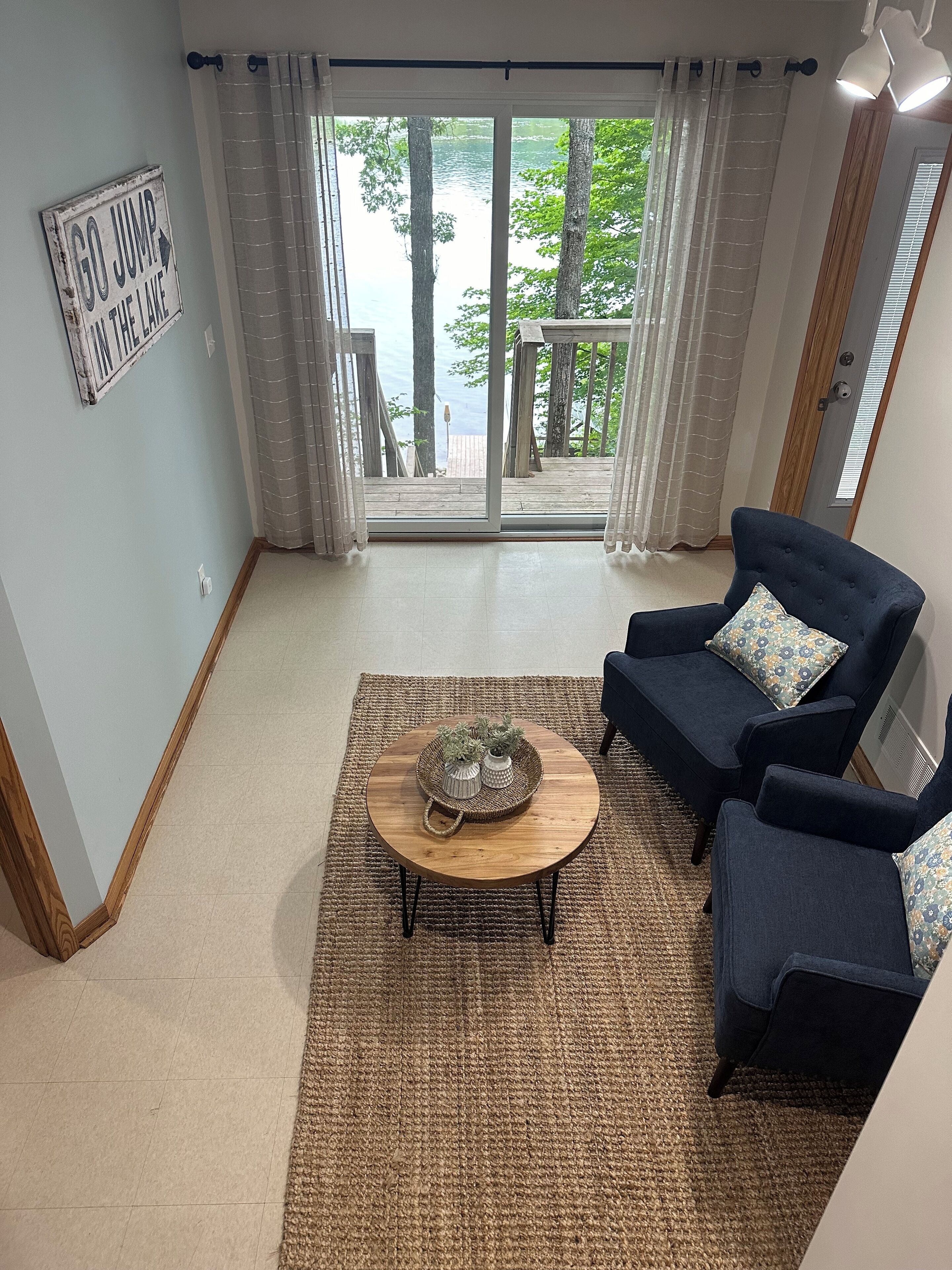 Smart TV, mesa de pingue-pongue, livros