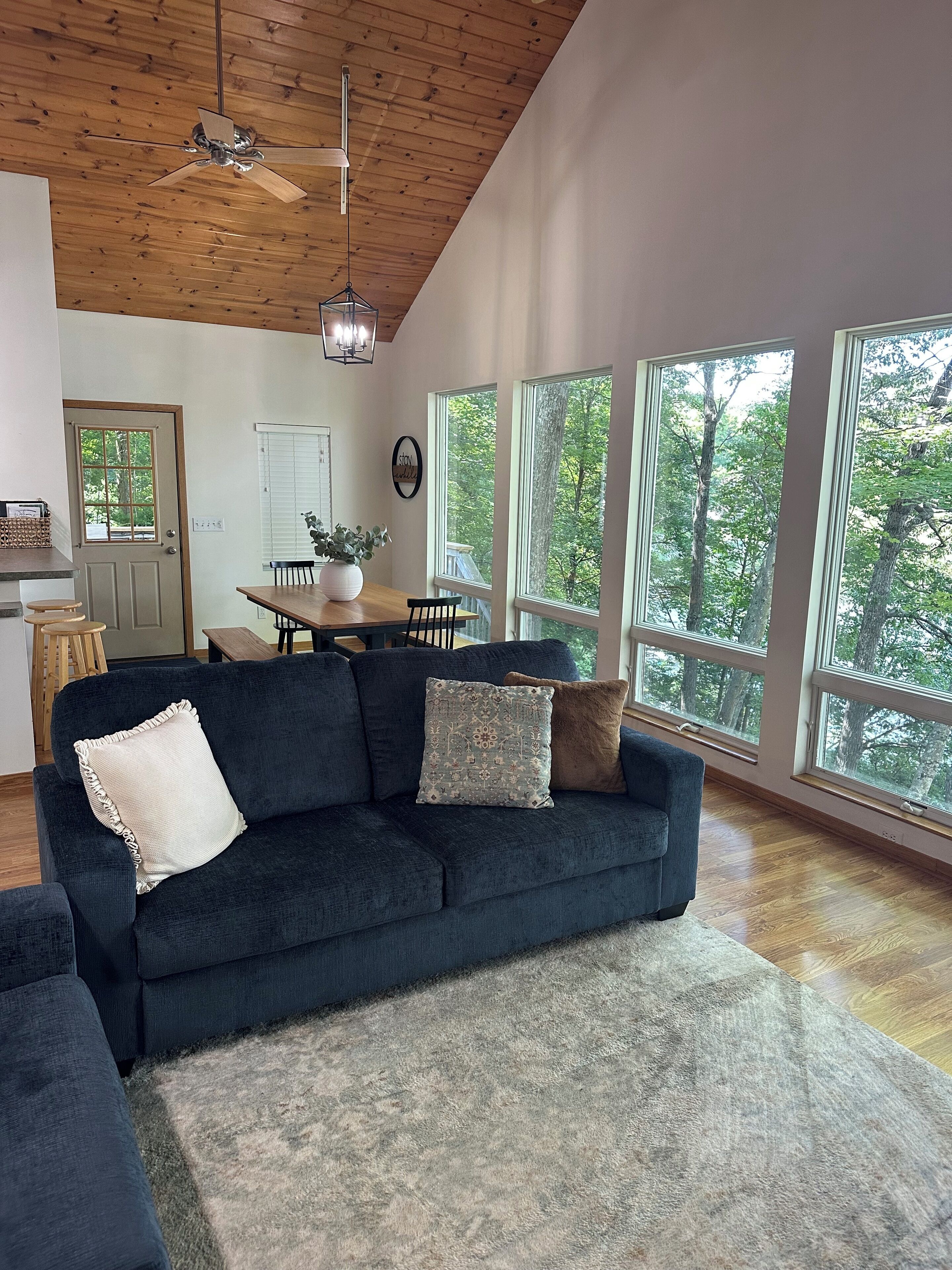 Smart-TV, Tischtennisplatte, Bücher