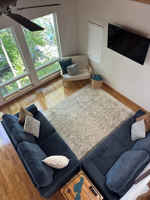 Smart TV, mesa de pingue-pongue, livros