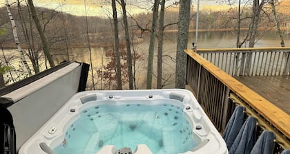Relaxing Lake House with Beach, Hot Tub