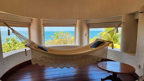 Casa Lighthouse beachfront with pool and a 3rd story view outdeck