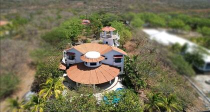 Casa Lighthouse beachfront with pool and a 3rd story view outdeck
