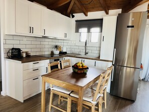 Fridge, oven, coffee/tea maker, electric kettle