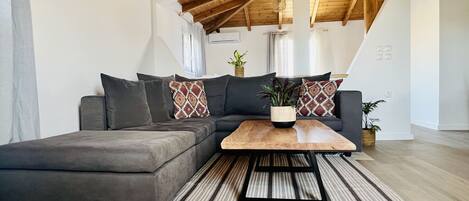 Téléviseur connecté, livres, sélection de musique