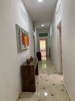 4 عدّة غرف نوم وواي فاي مجانًا وملاءات أسرّة
