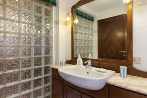 Haartrockner, Bidet, Handtücher, Seife