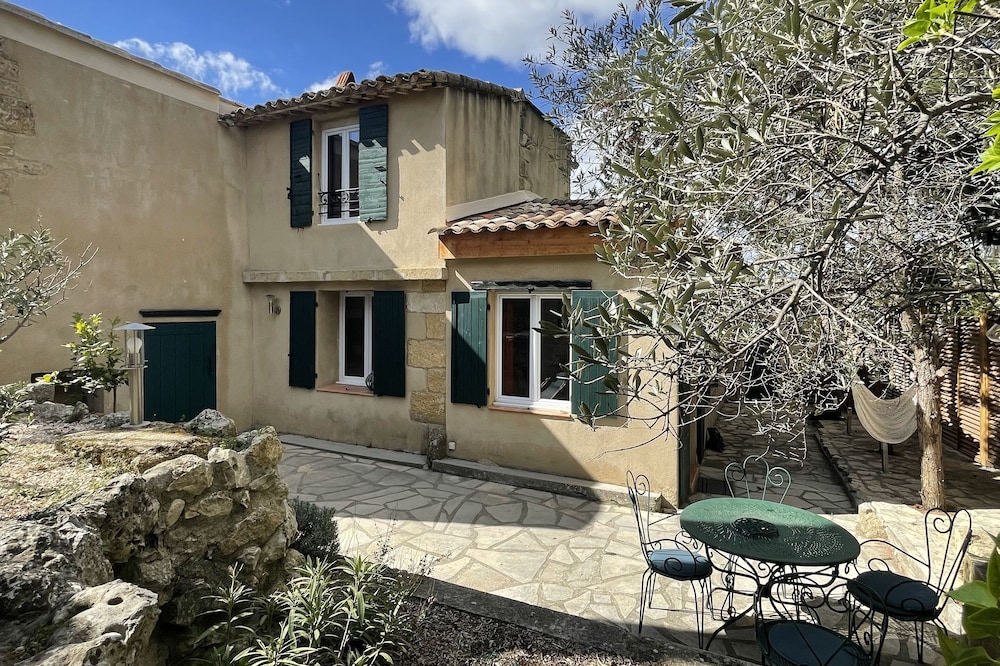 Charming house with garden in the heart of the village of Lambesc
