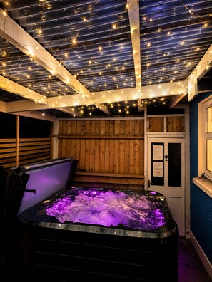 A room with a hot tub, wooden walls, and string lights. - Synod Cottage | Private Hot Tub, Dog Friendly, Near New Quay (Ceredigion)