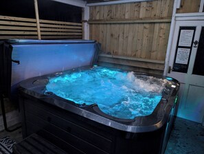 Indoor spa tub