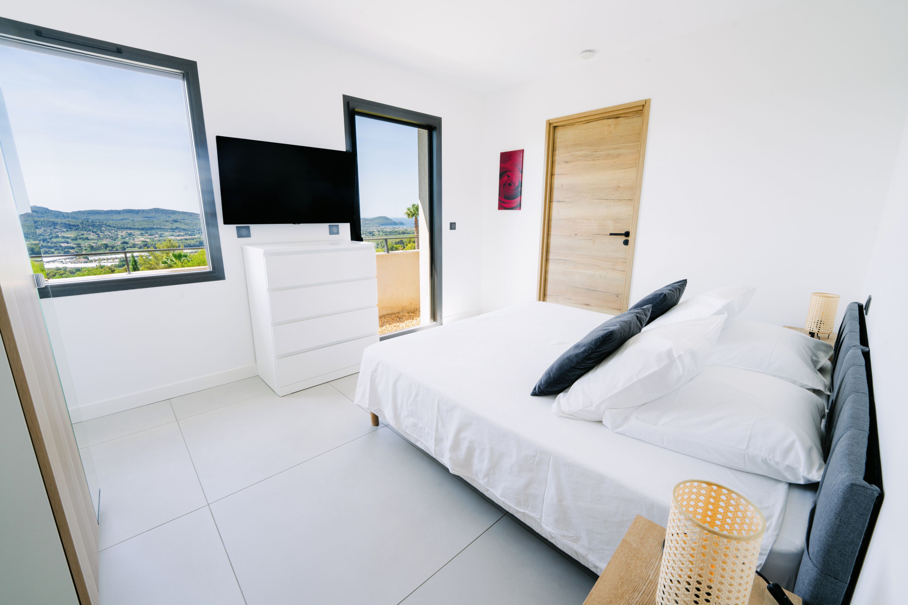 4 habitaciones, tabla de planchar con plancha y cuna de viaje 