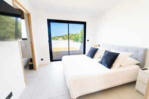 4 bedrooms, iron/ironing board, travel crib, WiFi (free)