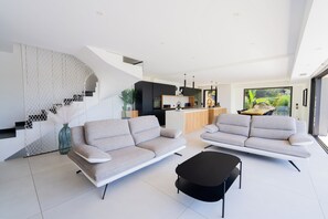 Smart-TV, Kamin, Tischfußball, Stereoanlage