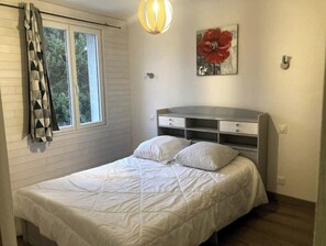 2 chambres, fer et planche à repasser