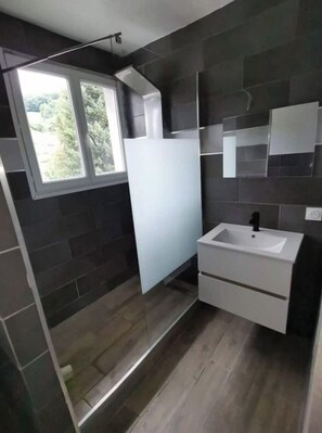 Douche, sèche-cheveux, papier toilette