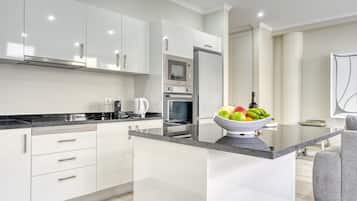 Een koelkast, een magnetron, een oven, een kookplaat