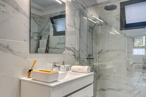 Shower, hair dryer, towels, soap - Tristão Vaz II, a Home in Madeira (Machico)
