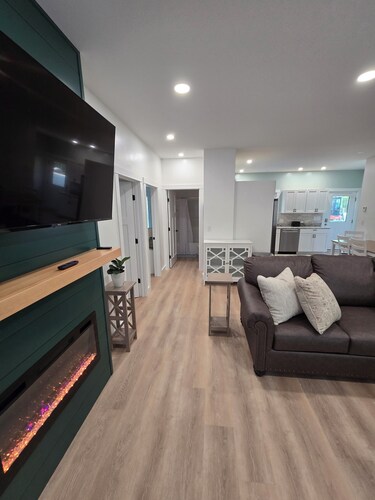 3-bedroom house in wonderful Ellsworth with AC, WiFi sleeps 8