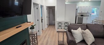 3-bedroom house in wonderful Ellsworth with AC, WiFi sleeps 8