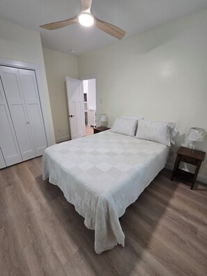 3 bedrooms, iron/ironing board, WiFi, bed sheets - 3-bedroom house in wonderful Ellsworth with AC, WiFi sleeps 8 (Ellsworth)