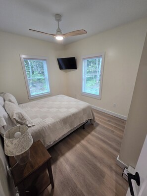 3 bedrooms, iron/ironing board, WiFi, bed sheets - 3-bedroom house in wonderful Ellsworth with AC, WiFi sleeps 8 (Ellsworth)