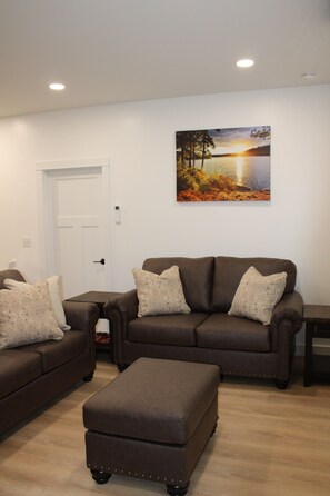 Smart TV, fireplace - 3-bedroom house in wonderful Ellsworth with AC, WiFi sleeps 8 (Ellsworth)