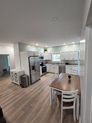 Microonde, forno, piano cottura, lavastoviglie