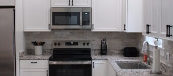 3-bedroom house in wonderful Ellsworth with AC, WiFi sleeps 8