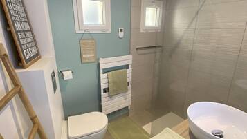 Douche, sĂšche-cheveux, serviettes fournies